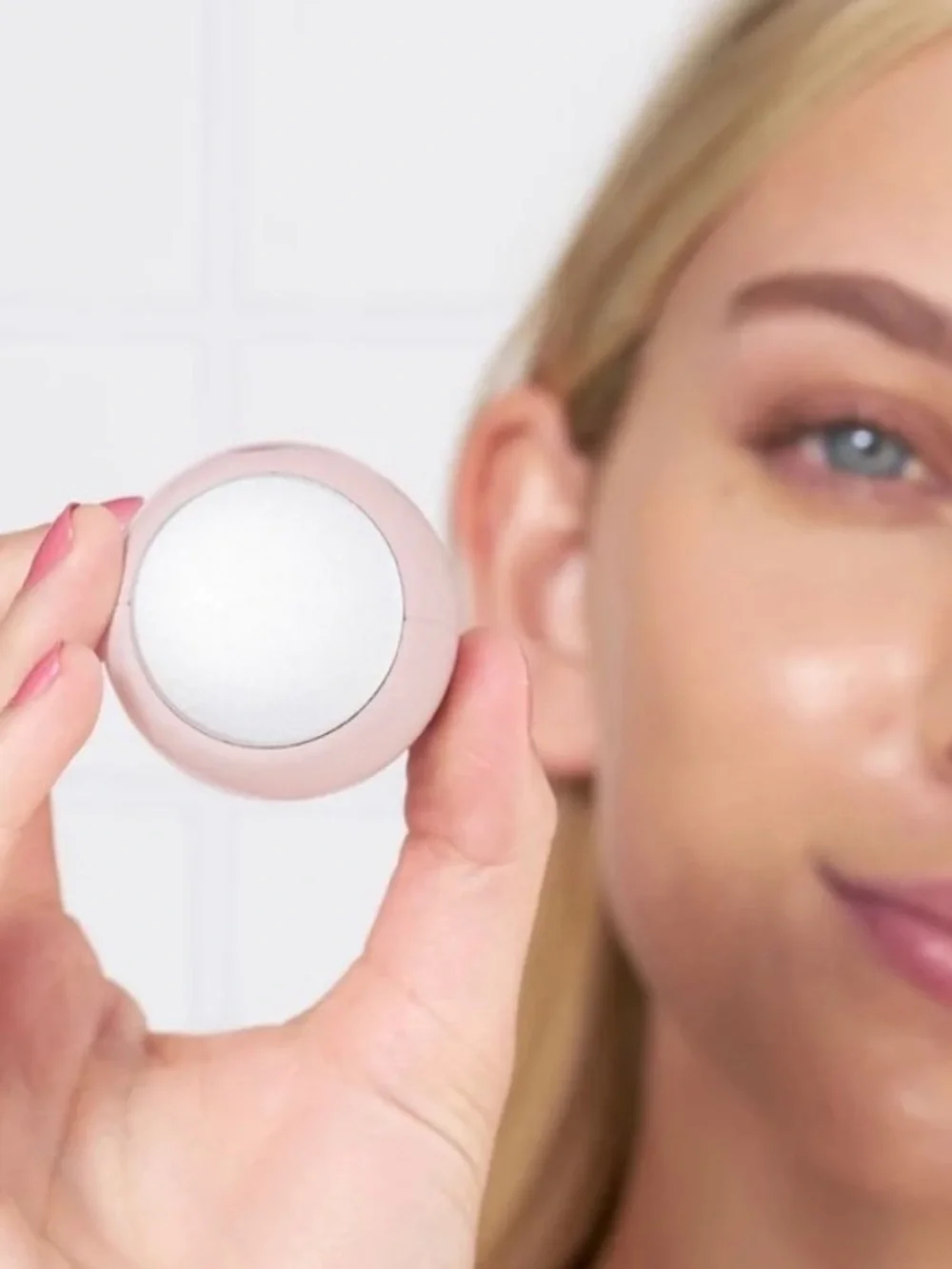 NEW SKIN INC Cryo-Ice Facial Roller Pink to White Depuff Sculpt Detox Skin